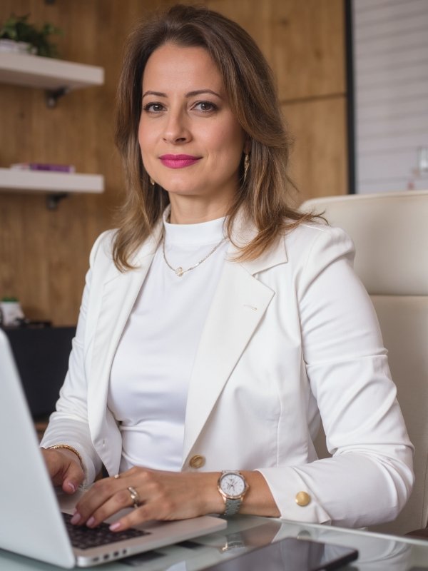 Márcia Schenatto trabalhando no computador.